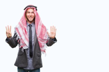 Uzun saçlı keffiyeh gösterilen ve parmakları ile işaret izole arka plan üzerinde giyen genç yakışıklı Arap adam kendinden emin ve mutlu gülümseyerek süre sekiz numara.