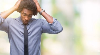 Afro Amerikalı iş adamı çünkü umutsuz ve stresli baş ağrısı acı izole arka plan üzerinde ağrı ve migren. Ellerini kafasına.