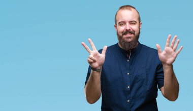 Gösterilen ve parmakları ile işaret izole arka plan Genç beyaz hipster adam kendinden emin ve mutlu gülümseyerek süre sekiz numara.