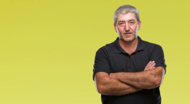 İzole arka plan şüpheci ve sinir, onaylamayan ifade yüz çapraz kollu yakışıklı komuta sizde. Negatif kişi.