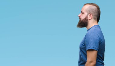 İzole arka tarafına, arayan genç beyaz hipster adam sakin ol kendine güvenen gülümseme ile doğal yüz pozuyla profili.