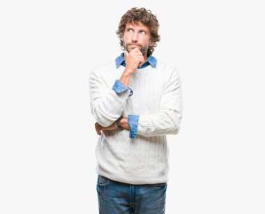 İspanyol yakışıklı model giyen kış kazak el ile izole arka plan üzerinde çene düşünme hakkında soru, dalgın ifade üzerine. Düşünceli yüzüyle gülümsüyor. Şüphe kavramı.