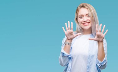 Sarışın genç kadın gösterilen ve parmakları ile işaret izole arka plan üzerinde kendinden emin ve mutlu gülümseyerek süre on numara.