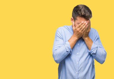Yakışıklı delikanlı yüzünü elleri ile ağlayarak süre kapsayan üzgün ifade ile izole arka plan üzerinde. Depresyon kavramı.
