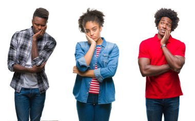 Kolaj bir grup Afrikalı-Amerikalı insanlar izole arka plan düşünme yorgun ve bıkkın ile depresyon sorun Çapraz kollar ile seyir üzerinde afro saçlı.