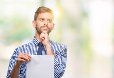 Yakışıklı delikanlı boş kağıt tutan arka plan ciddi bir yüz düşünme hakkında soru, çok karışık fikir izole