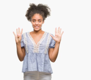 Genç afro Amerikalı kadın gösterilen ve parmakları ile işaret izole arka plan üzerinde numara 9 kendinden emin ve mutlu gülümseyerek süre.