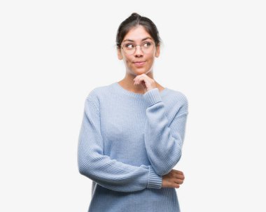 Soru, çok karışık fikir topuz ciddi bir yüz düşünmeye giyen genç güzel İspanyol kadın