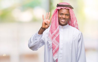 Geleneksel keffiyeh gösterilen ve parmakları ile işaret izole arka plan üzerinde giyen genç Arapça Afrika adam kendinden emin ve mutlu gülümseyerek süre dört numara.