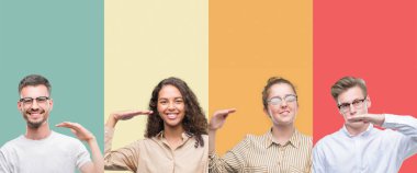 Büyük ve büyük boy işaret, ölçü birimi sembol gösteren elleriyle işaret renkli arka plan üzerinde kolaj bir grup insan izole. Kameraya bakarak gülümsüyordu. Ölçüm kavramı.