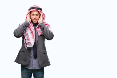 Çünkü uzun saçlı keffiyeh üzerinde giyen genç yakışıklı Arap adam arka plan baş baş ağrısı için el ile izole stres. Migren muzdarip.
