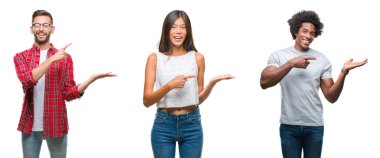 Kolaj grup üzerinden hayran ve el ile sunulması ve parmak ile işaret ederken kameraya gülümseyen izole arka plan Çin, Afrika kökenli Amerikalı, Hispanik insan.