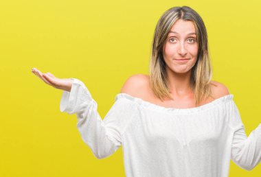 İzole arka plan clueless ve şaşkın bir ifadeyle kollar ve eller kaldırdı genç güzel kadın. Şüphe kavramı.