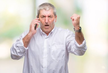 Üst düzey yakışıklı öfke kavram smartphone üzerinde izole arka rahatsız ve öfke, çılgın ve yükseltilmiş eliyle diye bağıran ile sinirli bağırarak konuşurken