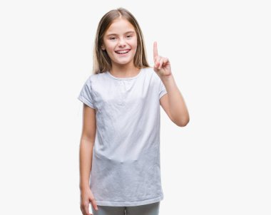 Genç güzel kız yüzünden gösterilen ve kendinden emin ve mutlu gülümseyen bir parmak ile işaret eden oktan yukarı izole arka plan.