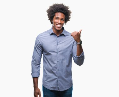 Seyir ve başparmak yanında yukarıyı mutlu yüz ile gülümseyen izole arka plan üzerinde Afro Amerikalı adam.