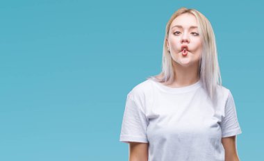 Sarışın genç kadın izole arka plan yapma balık yüzüne dudaklı, çılgın ve komik bir jest. Komik ifade.