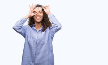 Güzel genç İspanyol kadın mutlu yüz el parmaklarının arasından seyir göz üzerinde ok işaretiyle yapıyor gülümseyen ile gözlüklü