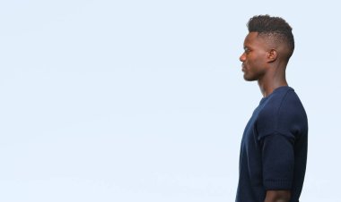 İzole arka tarafına, arayan genç Afro-Amerikan adam sakin ol kendine güvenen gülümseme ile doğal yüz pozuyla profili.