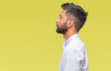 İzole arka tarafına, seyir yetişkin İspanyol adam sakin ol kendine güvenen gülümseme ile doğal yüz pozuyla profili.