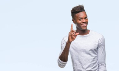 Afrikalı-Amerikalı genç başarılı fikirle parmağı yukarıyı izole arka plan üzerinde. Çıktıktan ve mutlu. Bir numara.