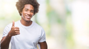 Hareketi el ile mutlu yaşasın yapıyor izole arka plan üzerinde Afro Amerikalı adam. Kameraya bakarak başarı gösteren ile ifade onaylama.