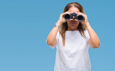 Orta yaş İspanyol kadın akıllı yüzünde ciddi düşünme emin bir ifade ile izole arka plan üzerinde dürbün arıyor