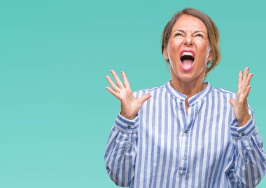 İzole arka plan çılgın ve kızgın bağırarak ve agresif ifade ve silah kaldırdı bağırmaya orta yaş İspanyol kadın kıdemli. Hayal kırıklığı kavramı.