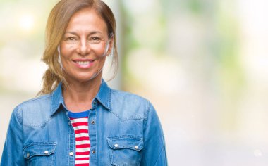 Orta yaş izole arka plan ile bir mutlu ve serin üzerinden İspanyol kadın kıdemli yüzündeki gülümseme. Şanslı kişi.