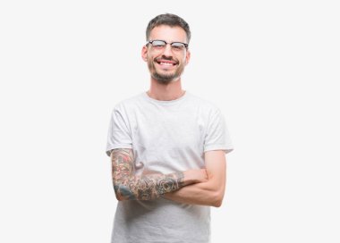 Genç yetişkin adam mutlu yüz çapraz silah kameraya bakarak ile gülümseyen dövme. Olumlu bir kişi.