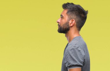 İzole arka tarafına, seyir yetişkin İspanyol adam sakin ol kendine güvenen gülümseme ile doğal yüz pozuyla profili.