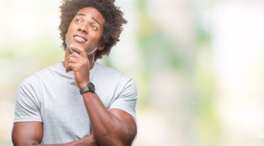 Çene düşünme hakkında soru, dalgın ifade üzerine el ile izole arka plan üzerinde Afro Amerikalı adam. Düşünceli yüzüyle gülümsüyor. Şüphe kavramı.