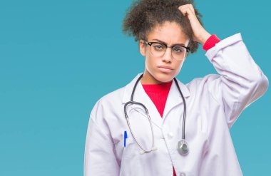 Genç afro Amerikalı doktor kadın izole arka plan yüzünden yanıltır ve soru hakkında merak ediyorum. Şüphe, kafasına el ile düşünme ile belirsiz. Dalgın kavramı.