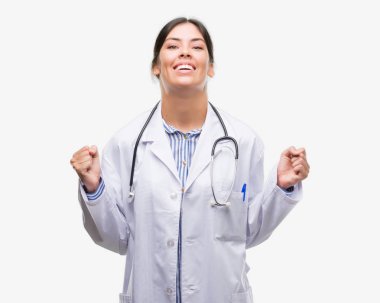 Duygu tezahürat gurur çığlık ve kutluyor zafer ve başarı çok heyecanlı, Genç bir İspanyol doktor kadın