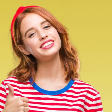 Genç güzel kadın hareketi el ile mutlu yaşasın yapıyor izole arka plan yüzünden. Kameraya bakarak başarı gösteren ile ifade onaylama.