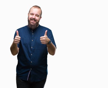 Onaylama izole arka plan üzerinde genç beyaz hipster adam el ile pozitif jest yapıyor gülümseyen ve başarı için mutlu yaşasın. Kamera, kazanan jest arıyorsunuz.