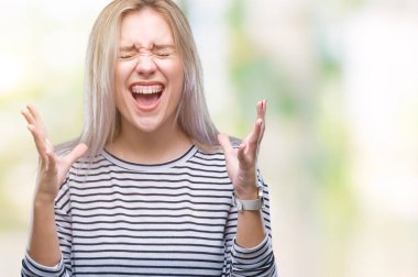 Sarışın genç kadın deli ve silah ile başarı için deli kutluyor izole arka plan üzerinde kaldırdı ve heyecanlı çığlık gözler kapalı. Kazanan kavramı