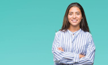 Genç güzel Arap kadın izole arka plan mutlu yüz çapraz silah kameraya bakarak ile gülümseyen yüzünden. Olumlu bir kişi.