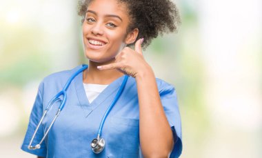 Genç afro Amerikalı doktor kadın yapıyor gülümseyen izole arka plan üzerinde telefon hareketi ile el ve parmak telefonda konuşuyor gibi. Kavramları iletişim.