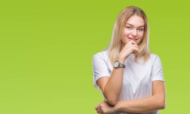 Emin çapraz kollar ve çeneme kaldırdı el ile gülümseme ile kameraya bakarak izole arka plan üzerinde beyaz kadın. Pozitif düşünce.