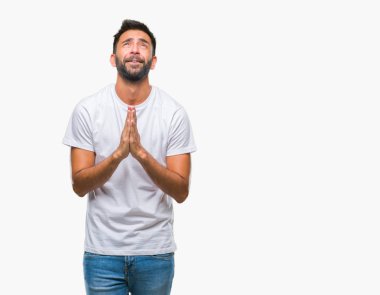 Yalvarıyor ve umut ifade yüzünde çok duygusal ve endişe ile birlikte elleriyle dua izole arka plan yetişkin İspanyol adam. Bağışlanmak. Din kavramı.