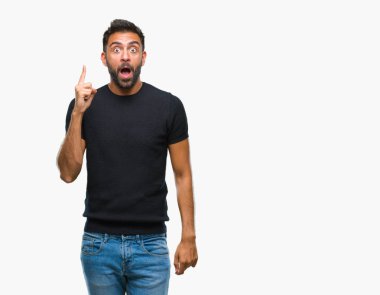 Başarılı fikirle parmağı yukarıyı izole arka plan yetişkin İspanyol adam. Çıktıktan ve mutlu. Bir numara.