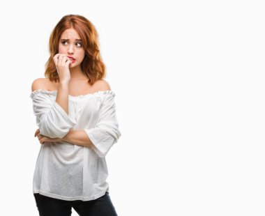 Genç güzel kadın yüzünden stresli ve gergin ile izole arka plan tırnak ısırma dudaklarından eller. Anksiyete sorunu.