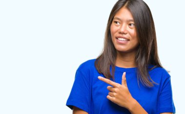 Genç Asyalı kadın izole arka neşeli bir gülümseme ile el ve parmak kadar kameraya bakarak yüzündeki mutlu ve doğal ifade ile yan ile işaret yüz üzerinden.