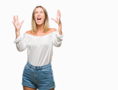 Genç güzel kadın izole arka plan çılgın ve kızgın bağırarak ve agresif ifade ve silah kaldırdı bağırıyor. Hayal kırıklığı kavramı.