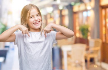 Yüzünde gülümseme ile kendinden emin görünüyorsun, kendini gururlu ve mutlu parmakları ile işaret izole arka plan üzerinde genç güzel kız.