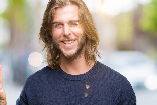 Ein Junger Gutaussehender Mann Mit Langen Haaren Der Einen Winterpullover — Stockfoto