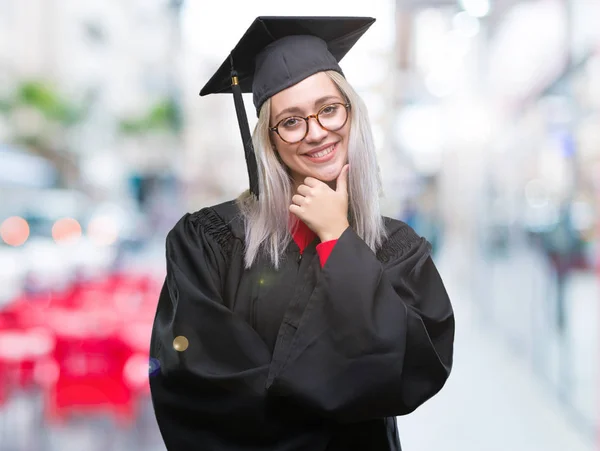 Unga Blonda Kvinnan Bär Graduate Uniform Över Isolerade Bakgrund Ser — Stockfoto