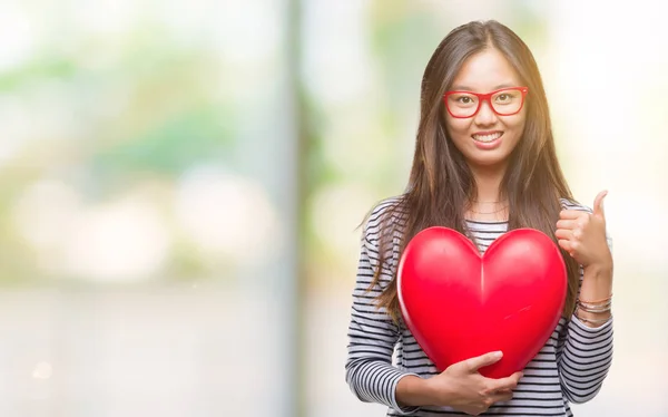 Junge Asiatische Verliebte Frau Hält Leseherz Über Isoliertem Hintergrund Glücklich — Stockfoto