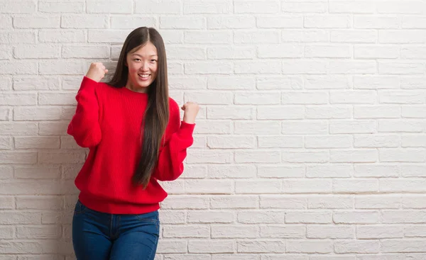 Jonge Chinese Vrouw Bakstenen Muur Zeer Blij Opgewonden Doet Winnaar — Stockfoto